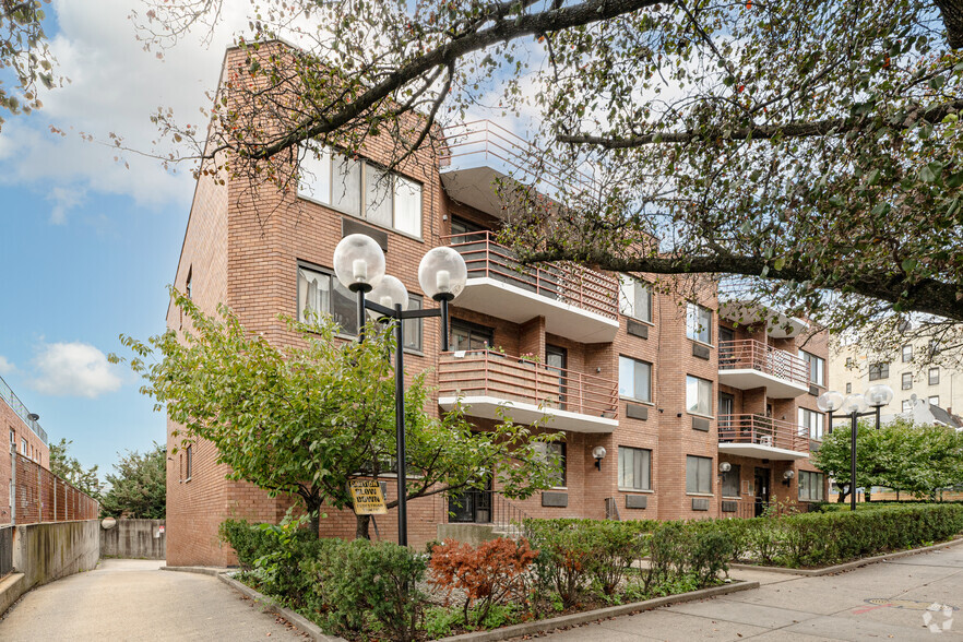 Primary Photo Of 11940 Metropolitan Ave, Kew Gardens Apartments For Sale