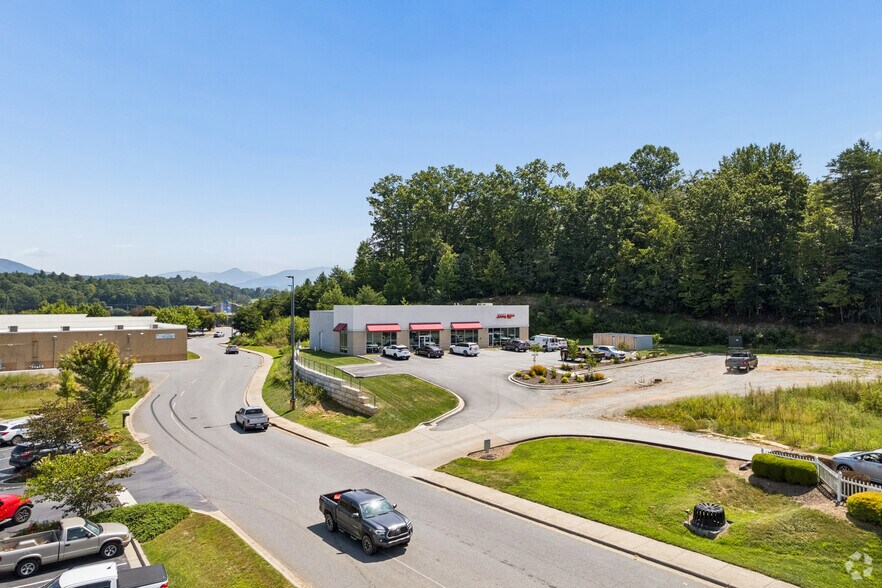 More Photos Of 31 Berry Blvd, Franklin Freestanding For Sale