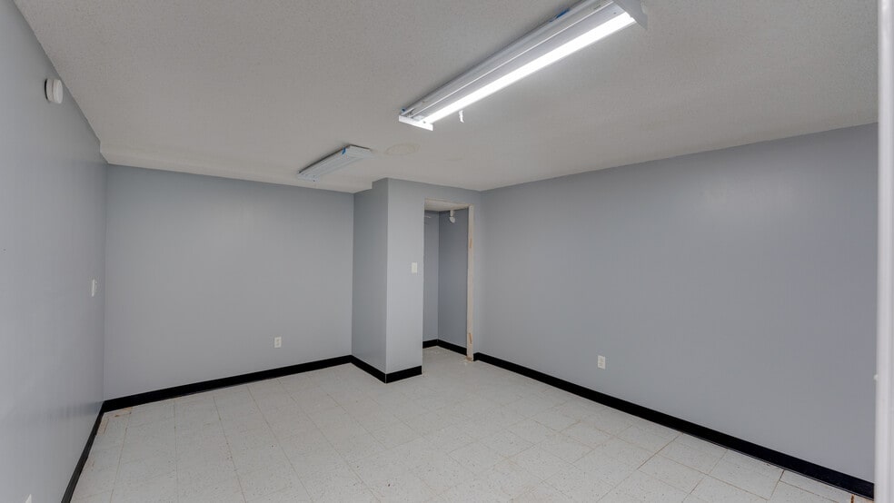 More Photos Of 510 N Walker St, Quitman Light Manufacturing For Lease