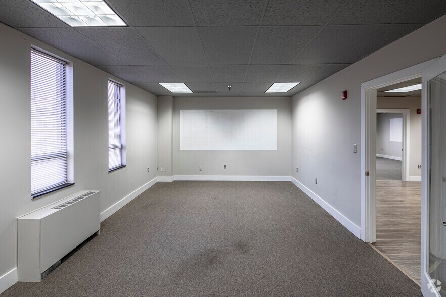 More Photos Of 2560 Huntington Ave, Alexandria Office For Lease