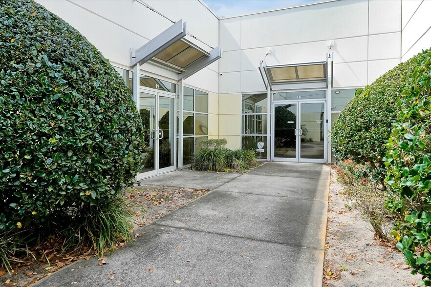 More Photos Of 8810 Commodity Cir, Orlando Showroom For Lease
