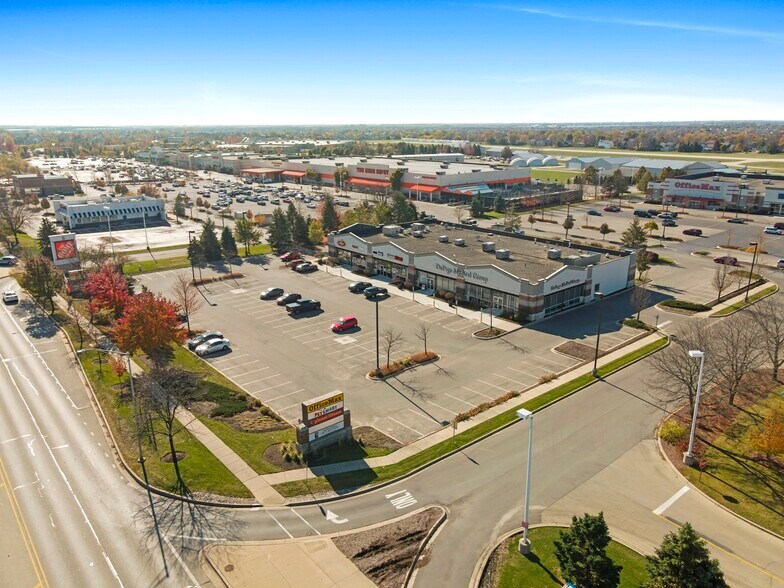 More Photos Of 137-149 N Weber Rd, Bolingbrook Restaurant For Lease