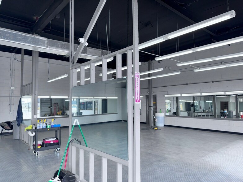 More Photos Of 10206 North Fwy, Houston Auto Repair For Sale