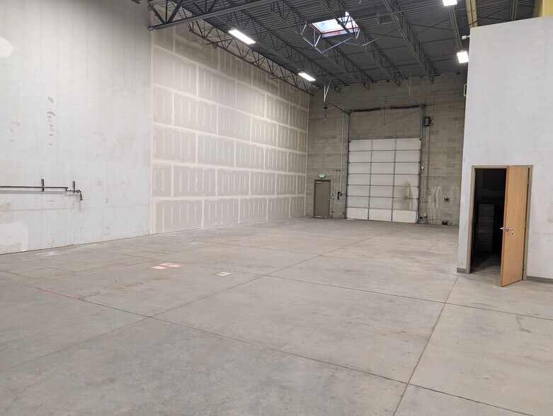 More Photos Of 4694-4696 S 200 W, Salt Lake City Light Manufacturing For Lease