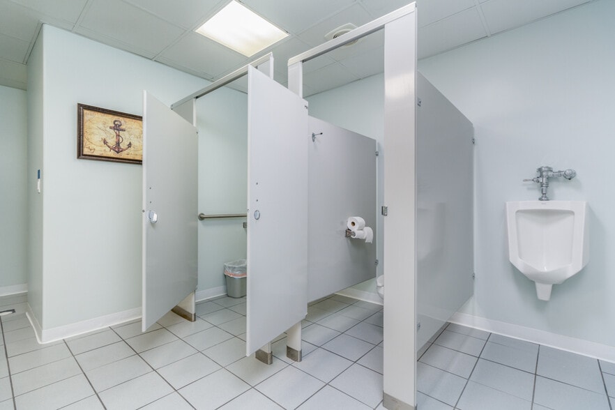 More Photos Of 6550 Pelican Dr, Osage Beach Marina For Sale