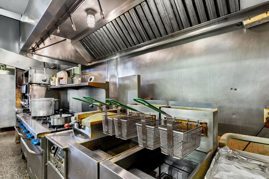 More Photos Of 1101 W North Ave, Little Chute Restaurant For Lease