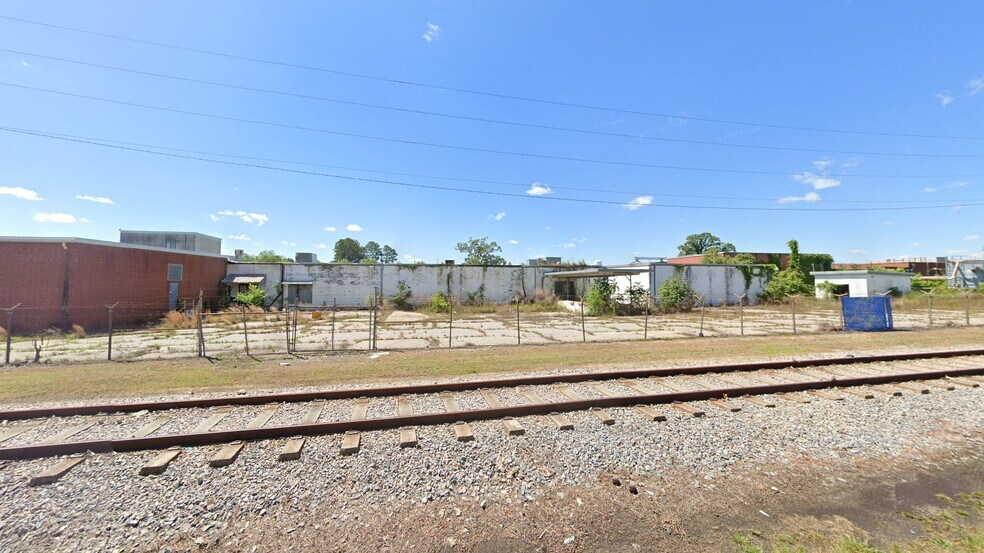 More Photos Of 201 E Armfield St, Saint Pauls Manufacturing For Lease