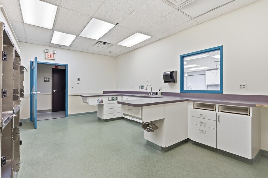 More Photos Of 180 Bear Hill Rd, Waltham Hospital For Lease