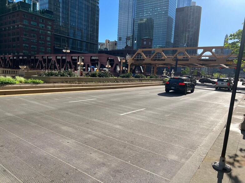 More Photos Of 211 W Wacker Dr, Chicago Office For Lease