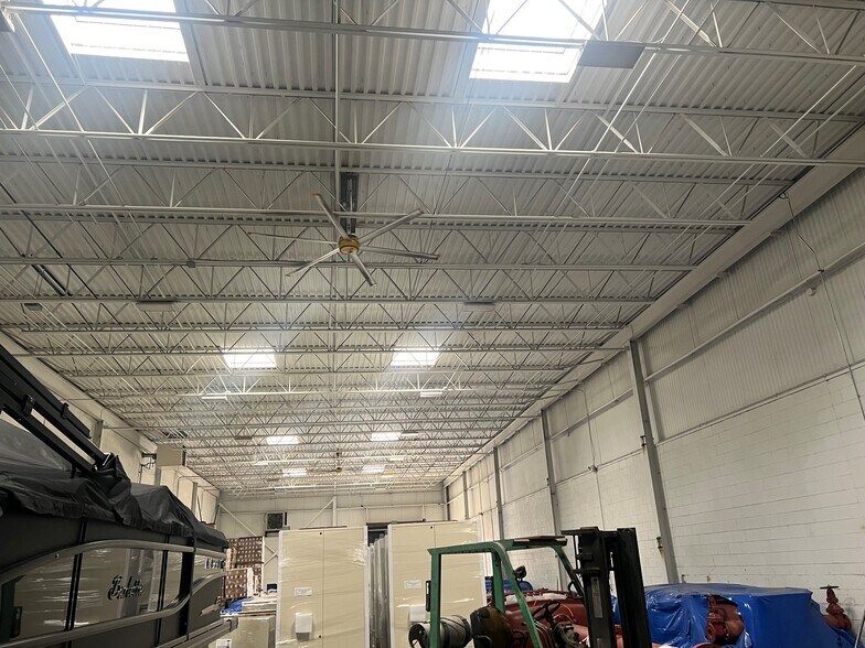 More Photos Of 21260 W 8 Mile Rd, Southfield Warehouse For Lease