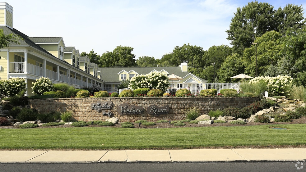 More Photos Of 441 W Lakeshore Dr, Kelleys Island Hotel For Sale