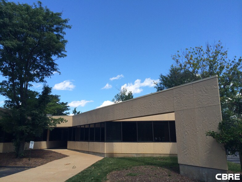 More Photos Of 410 Sovereign Ct, Ballwin Office For Sale