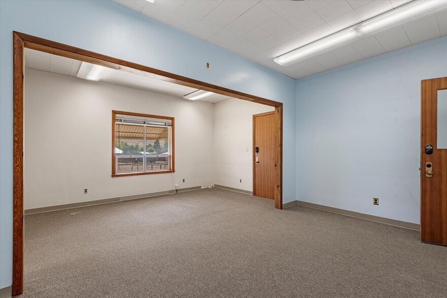 More Photos Of 1050 S Bridge St, Baker City Office For Sale