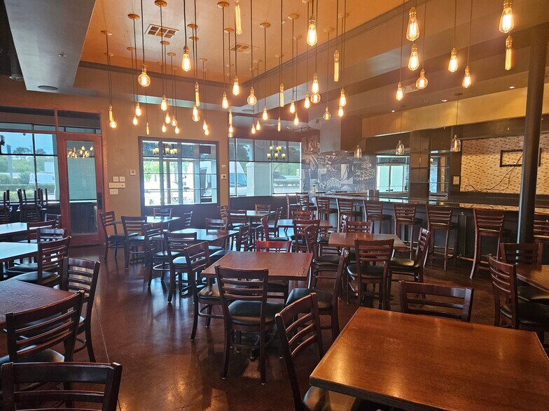 More Photos Of 8400 Katy Fwy, Houston Unknown For Lease
