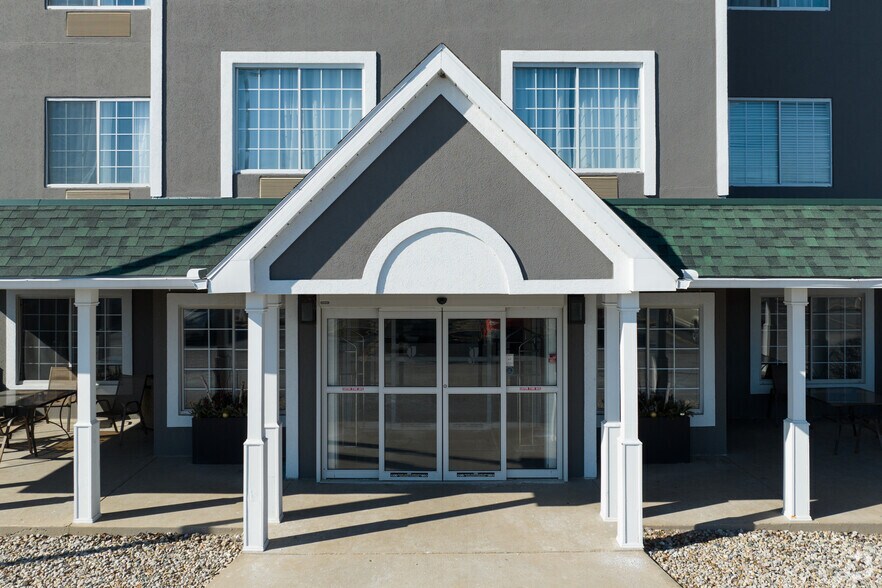 More Photos Of 541 W Dussel Dr, Maumee Hotel For Sale