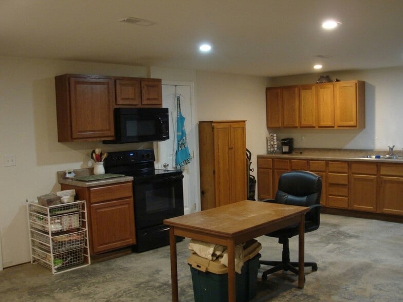 More Photos Of 1013 Cedar St, Bismarck Storefront For Sale
