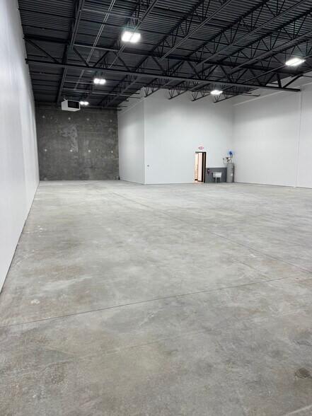 More Photos Of 205 E Morrissey Dr, Elkhorn Warehouse For Lease