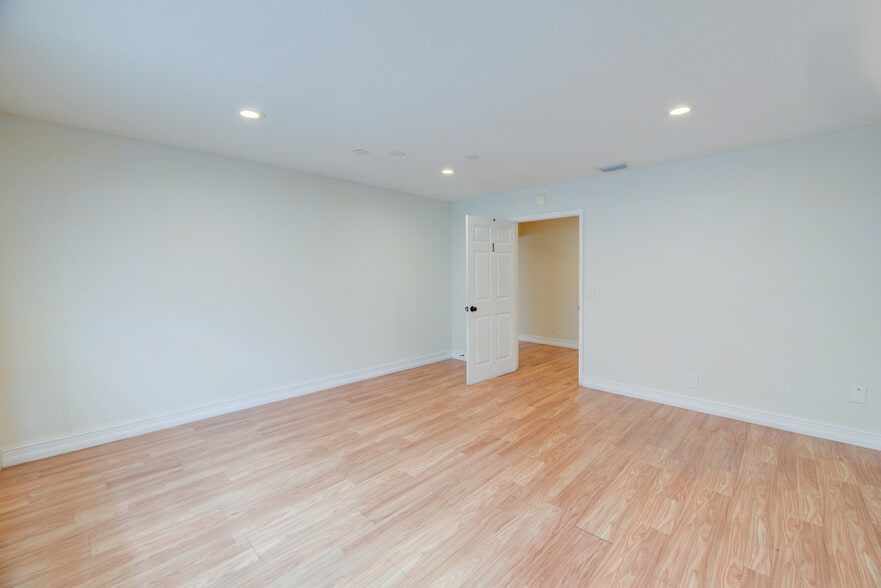 More Photos Of 359 10th St, West Palm Beach Storefront Retail Office For Lease