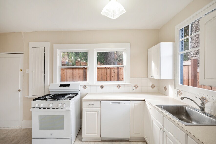 More Photos Of 1425 Palm Ave SW, Seattle Multifamily For Sale