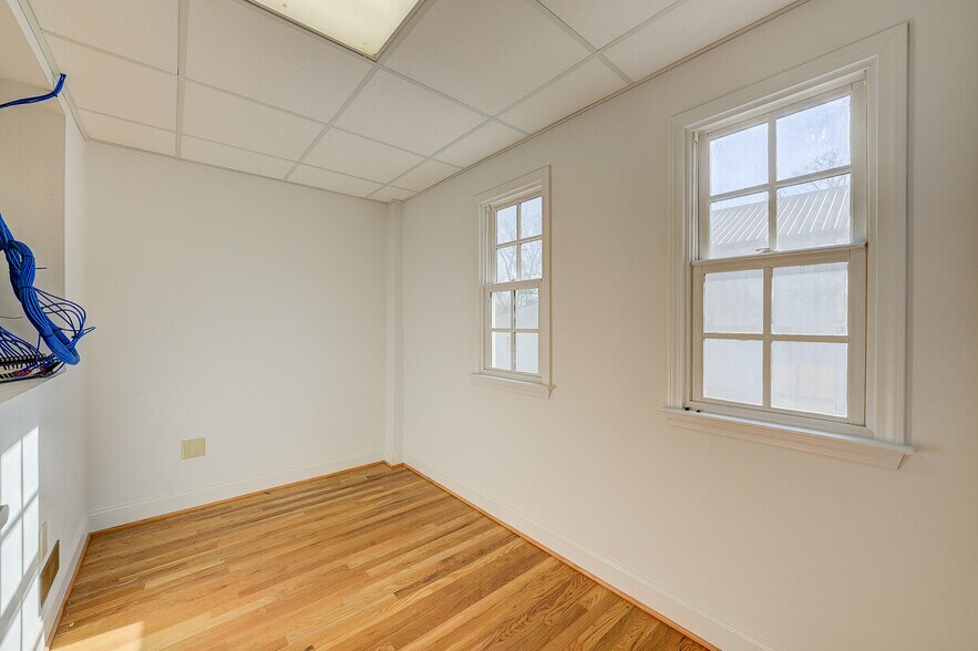 More Photos Of 2936 W Main St, Salem Office For Lease