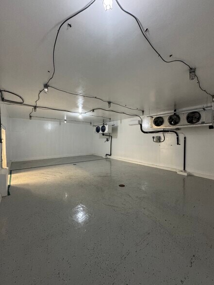 More Photos Of 1403 E Houston St, San Antonio Flex For Lease