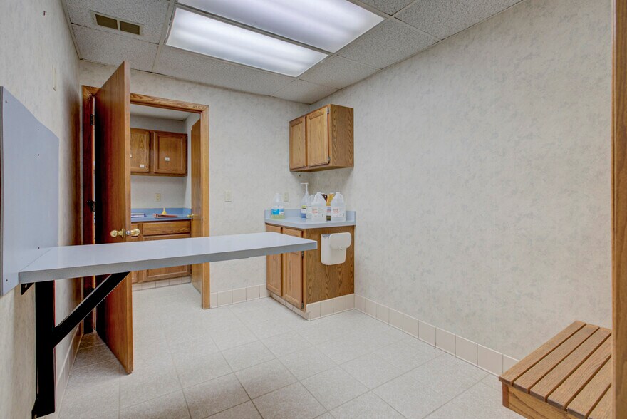 More Photos Of 2321 W Wisconsin Ave, Appleton Veterinarian Kennel For Sale