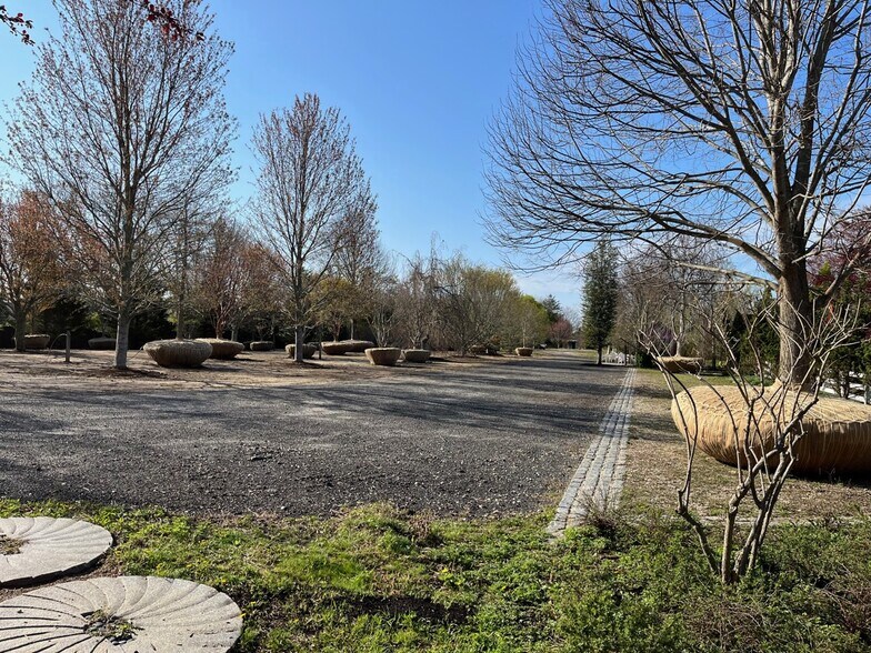 More Photos Of 773 Montauk Hwy, Water Mill General Retail For Lease