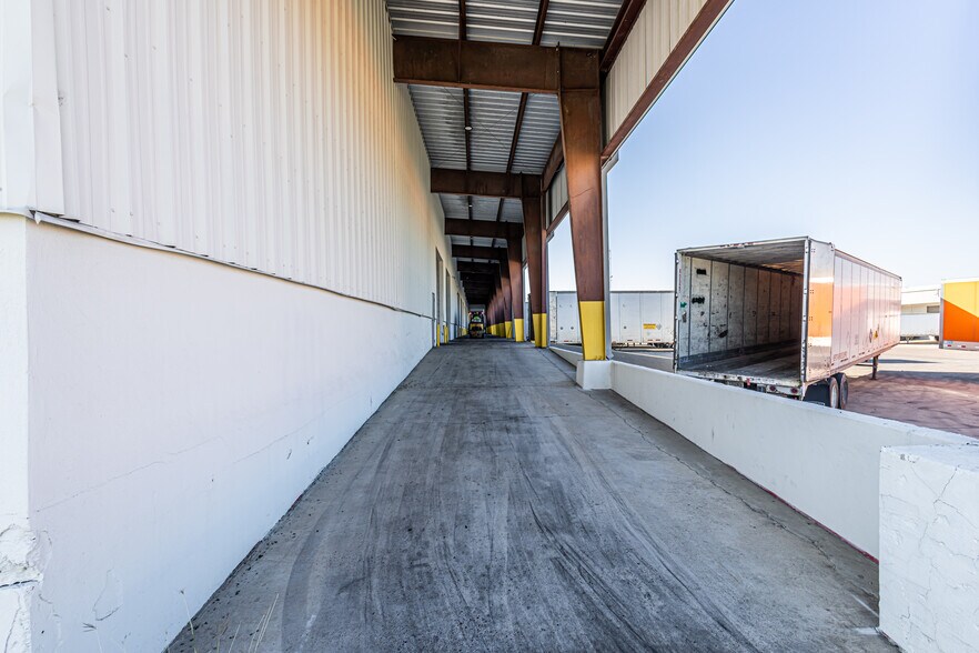 Primary Photo Of 13806 N Unitec Dr, Laredo Warehouse For Lease