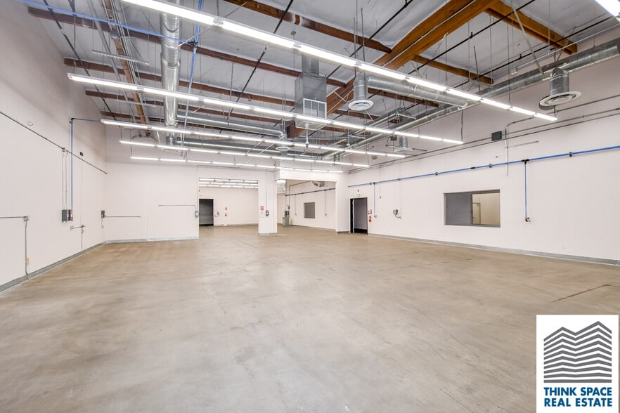 More Photos Of 9419 Mason Ave, Chatsworth Manufacturing For Lease