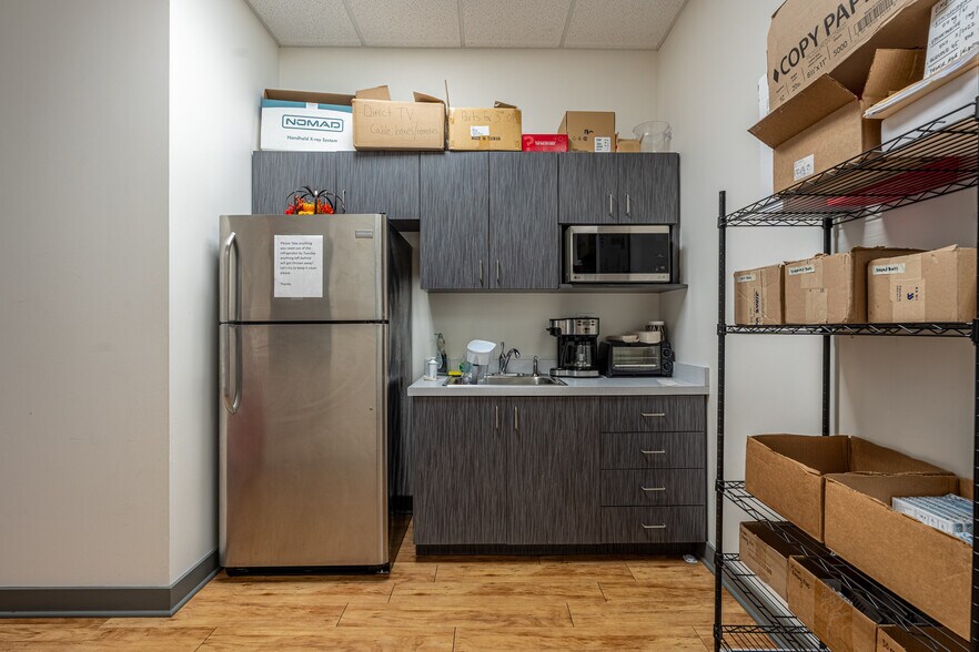 More Photos Of 3000 Woodcreek Dr, Downers Grove Office For Lease