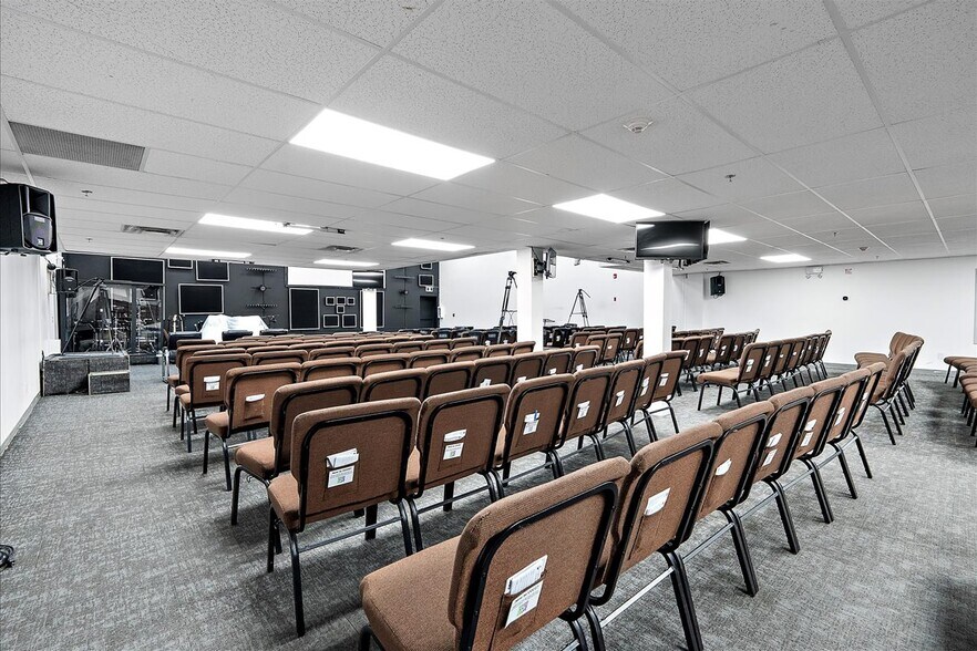 More Photos Of 9241-9249 50th St NW, Edmonton Showroom For Sale