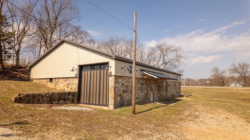 More Photos Of 105 E Couch St, Alton General Retail For Sale