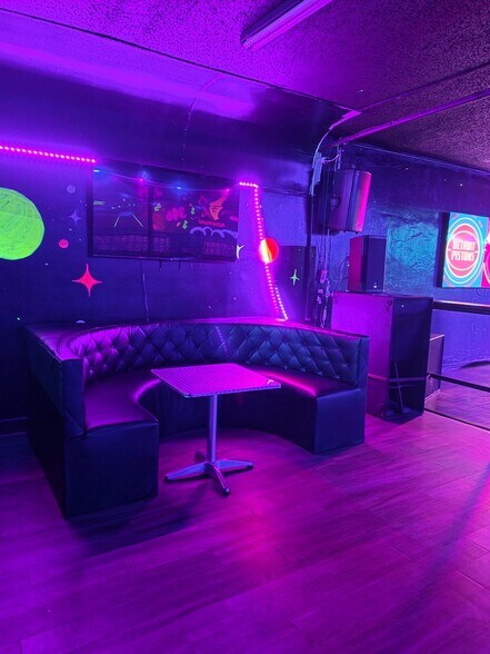 More Photos Of 8604 Jensen Dr, Houston Bar For Sale