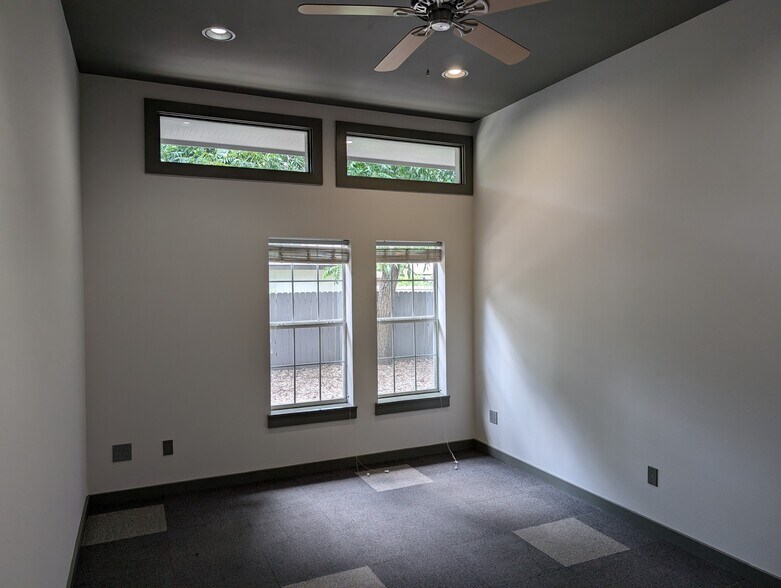 More Photos Of 3906 Menchaca Rd, Austin Medical For Lease