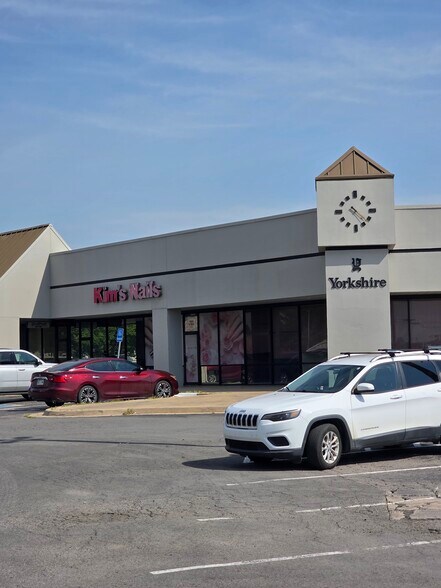 More Photos Of 1300-1336 S York St, Muskogee Storefront For Lease