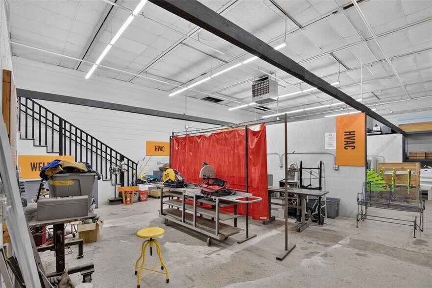 More Photos Of 2401 Hickman Rd, Des Moines Warehouse For Sale
