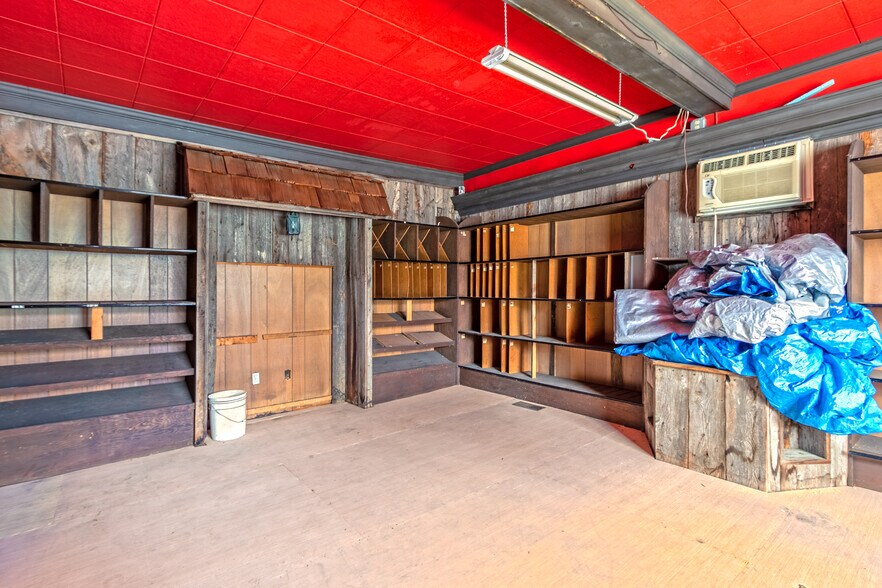 More Photos Of 164 S Main St, Brooklyn Storefront For Lease