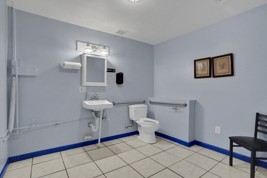 More Photos Of 413 Elm St, Welaka Freestanding For Sale