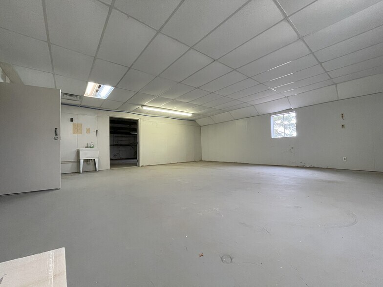 More Photos Of 4109 N Parkdale Ln, Denison Flex For Lease