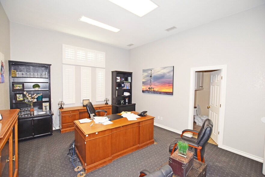 More Photos Of 327 SE Loop 338, Odessa Flex For Lease