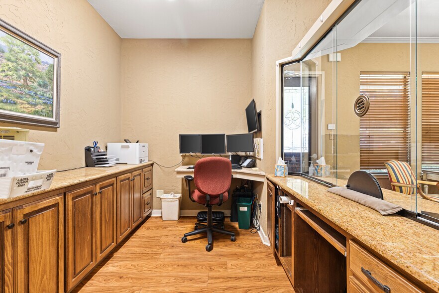 More Photos Of 3206 4th St, Longview Office For Lease