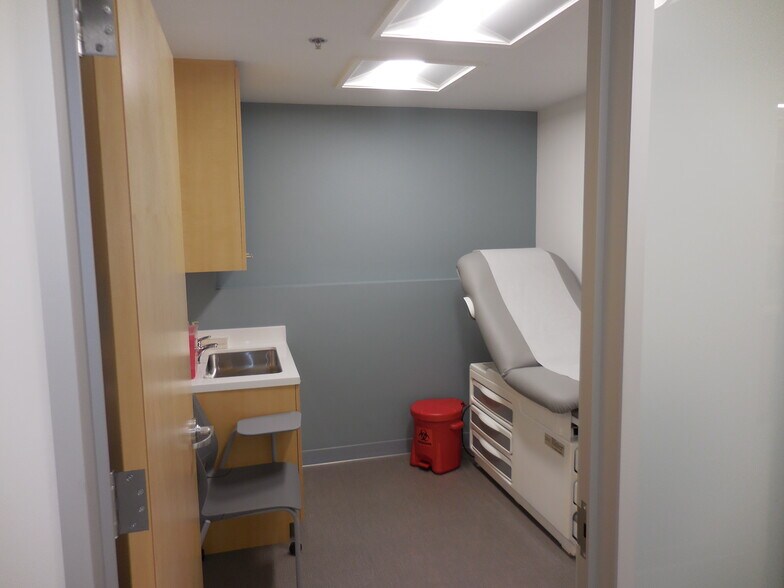 More Photos Of 25550 Hawthorne Blvd, Torrance Medical For Lease
