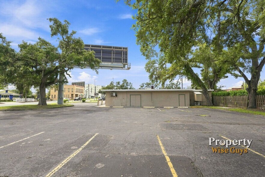 More Photos Of 617 10th St E, Bradenton Freestanding For Sale