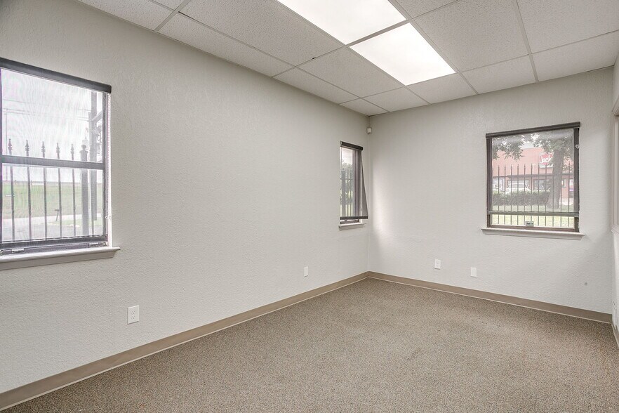 More Photos Of 2030 S Las Vegas Trl, White Settlement Office For Sale