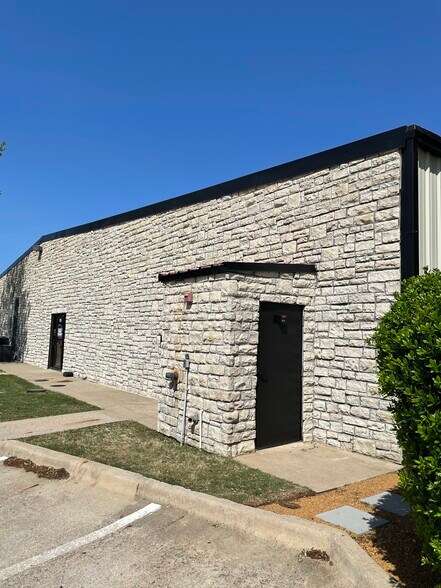 More Photos Of 194 Industrial Blvd, McKinney Showroom For Lease