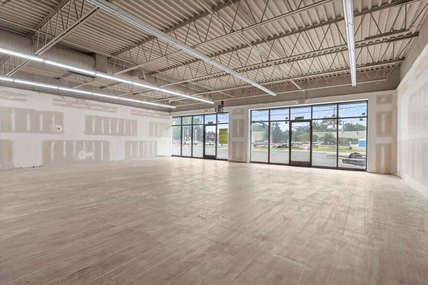 More Photos Of 16775-16777 E 13 Mile Rd, Fraser Unknown For Lease