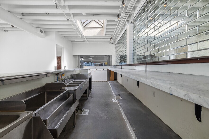 More Photos Of 310-315 S Robertson Blvd, Los Angeles Storefront For Lease