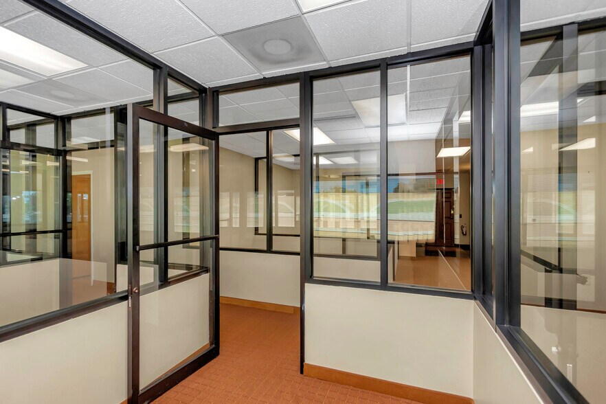 More Photos Of 5801 Ulmerton Rd, Clearwater Loft Creative Space For Lease