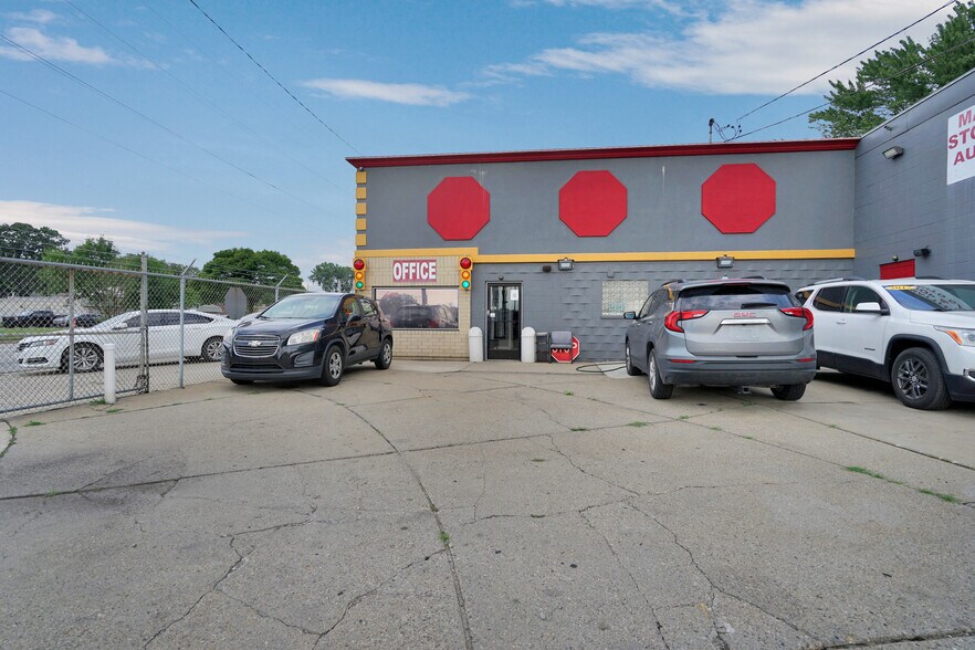 More Photos Of 8146 E 8 Mile Rd, Detroit Auto Dealership For Lease