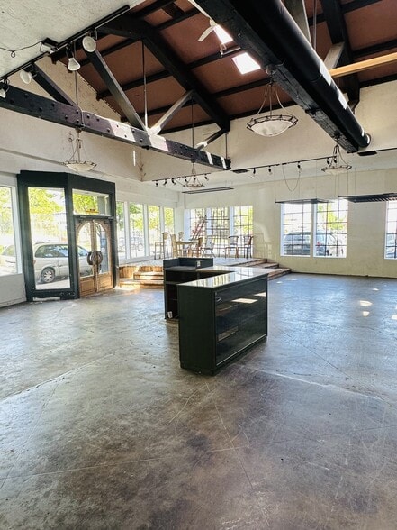 More Photos Of 3384 SE Milwaukie Ave, Portland Storefront For Lease